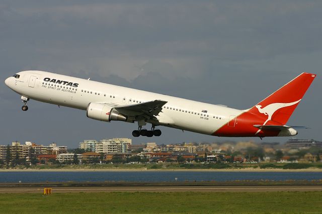 BOEING 767-300 (VH-OGB) - from my 2006 archives