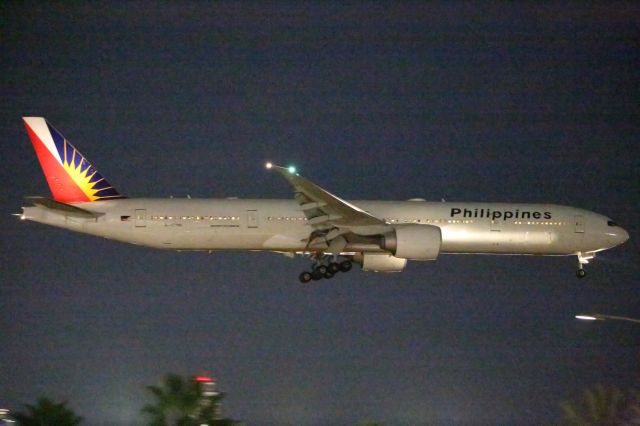 BOEING 777-300ER (RP-C7782)
