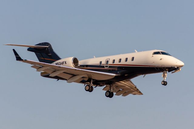 Bombardier Challenger 300 (N534FX)