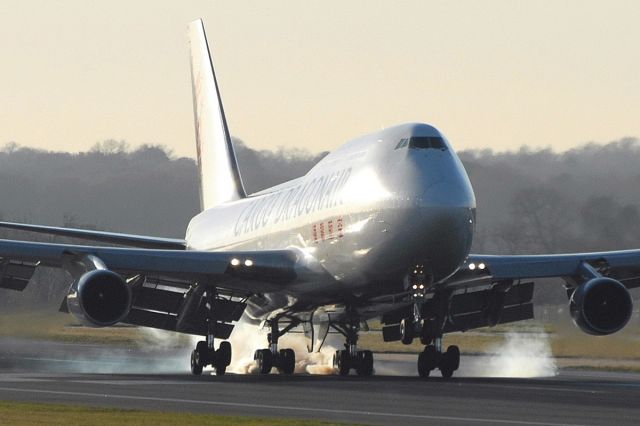 Boeing 747-400 (B-KAF) - Dragonair Cargo Jumbo touching down at Manchester, December 2008