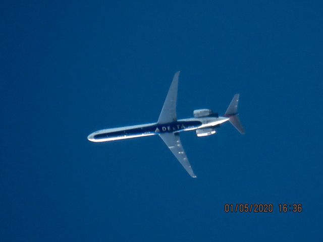 McDonnell Douglas MD-90 (N923DN)