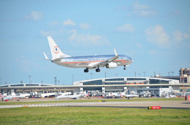 Boeing 737-700 (N905NN)