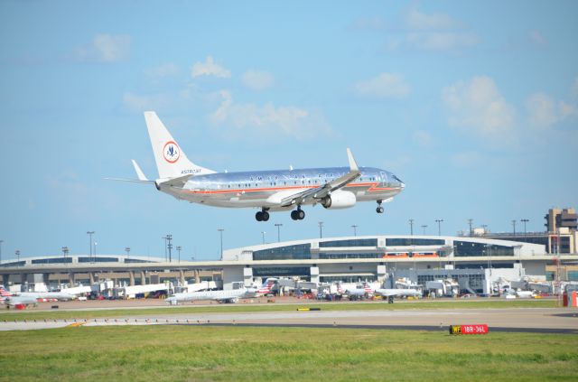 Boeing 737-700 (N905NN)