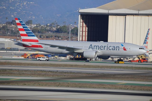 Boeing 777-200 (N751AN)