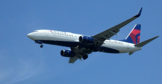 Boeing 737-800 (N3742C) - On final is this 2001 Delta Airlines Boeing 737-832 in the Summer of 2021.