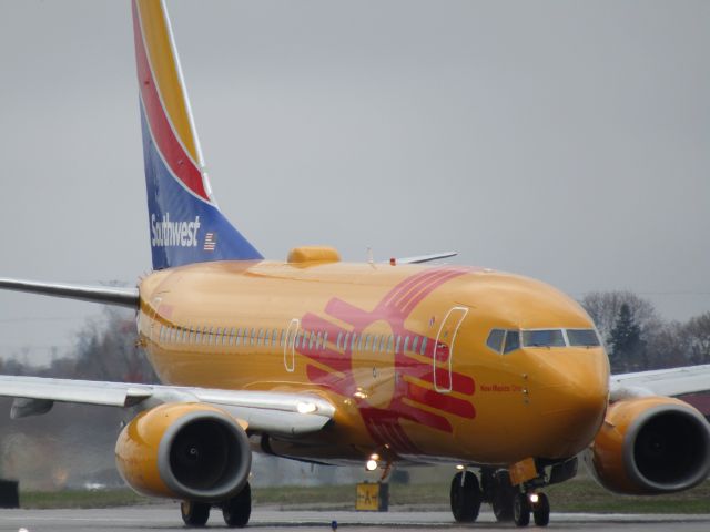 Boeing 737-700 (N781WN) - Southwest's New Mexico One livery at Buffalo! Select "FULL" for HD quality!