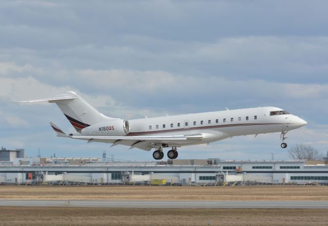 Bombardier Global Express (N150QS) - Landing on 24R in CYHU. 06-04-2025.