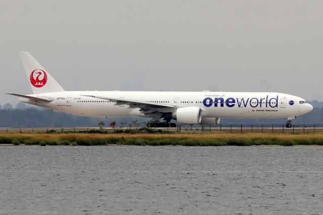 BOEING 777-300 (JA732J) - JAL 8005 departing back to Tokyo