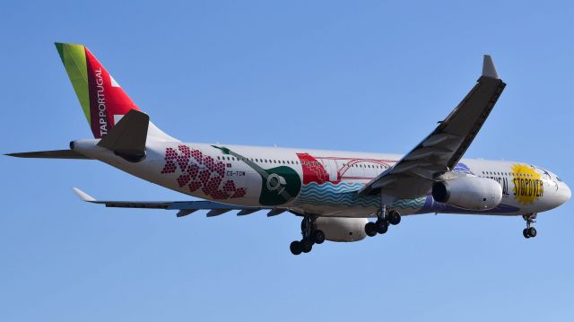 Airbus A330-300 (CS-TOW) - CS-TOW on short final for 22L. After missing this plane twice at EWR im happy to finally get a good photo of it.