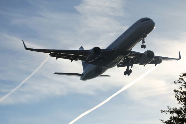 Boeing 757-200 — - Approaching LHR.