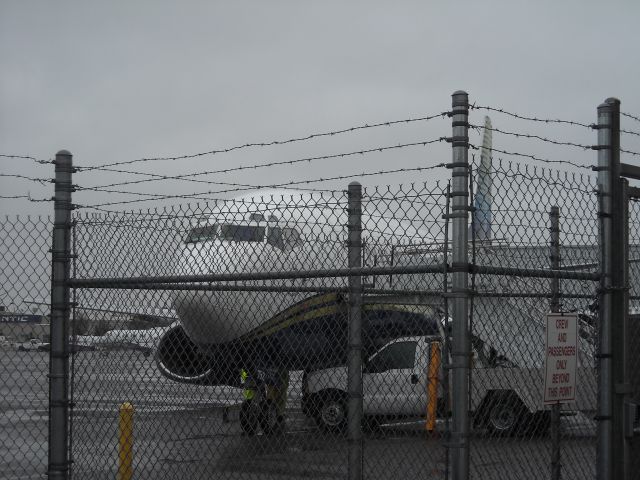 BOEING 737-400 (N752MA) - Miami Air International (Biscayne)  B734 sitting on the Atlantic Aviation ramp adjacent to the DAL A319