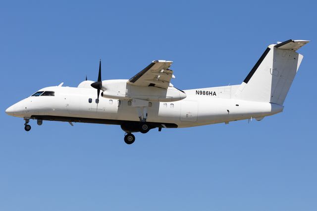 de Havilland Dash 8-200 (N986HA)