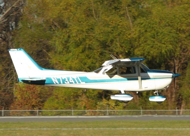 Cessna Skyhawk (N734TL) - About to touch down on runway 14 at Downtown Shreveport.