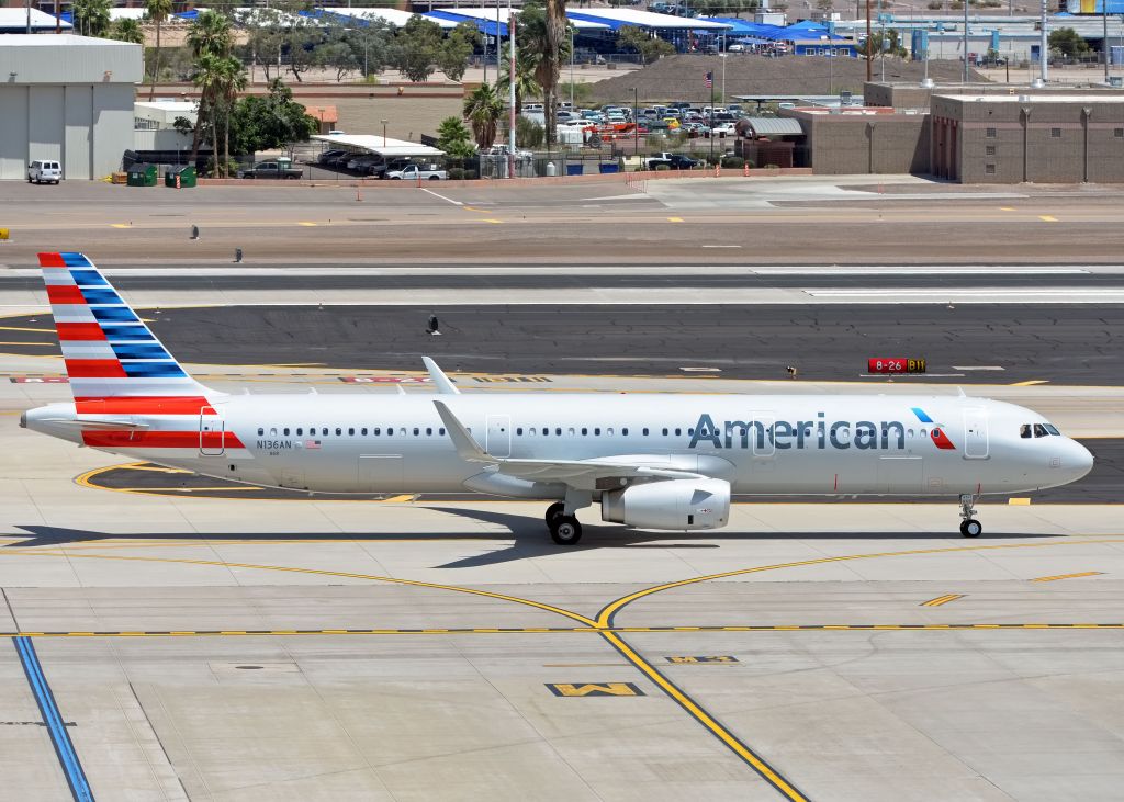 Airbus A321 (N136AN)