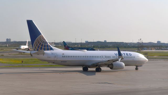 Boeing 737-800 (N78501) - United Airlines Boeing 737-824(WL) N78501 in Toronto 