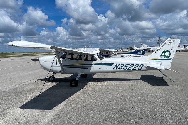 Cessna Skyhawk (N35229)