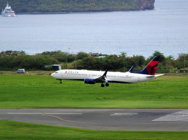 Boeing 737-900 (N880DN)