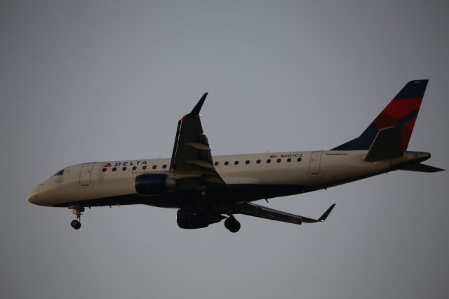 Embraer ERJ 175 (N607CZ)