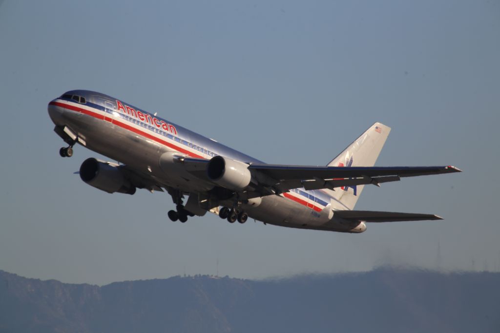 BOEING 767-200 (N339AA)