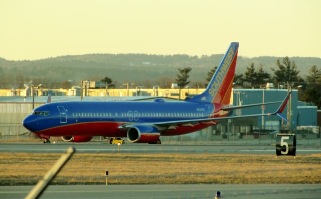 Boeing 737-800 (N8305E)