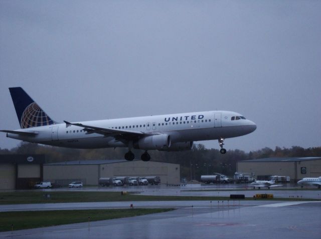 Airbus A320 (N467UA) - Sorry for the fuzz, it was Misting outside!