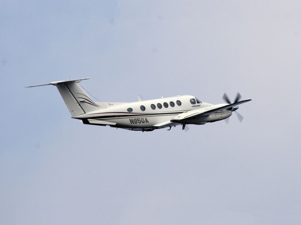 Beechcraft Super King Air 200 (N95GA) - Take off RW16.