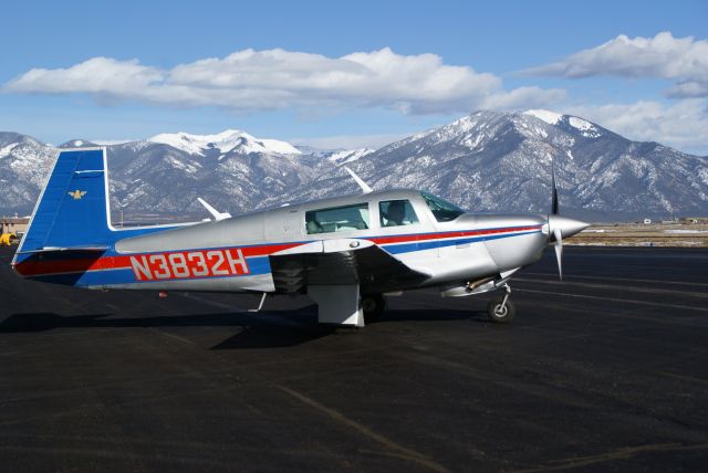 Mooney M-20J (N3832H)