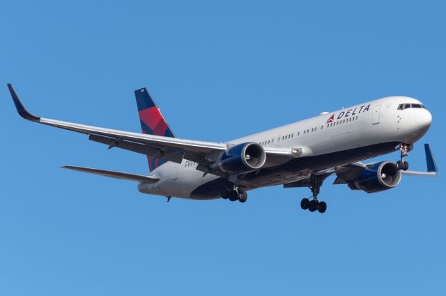 BOEING 767-300 (N1604R) - A Delta 767 on final for CVG after the long flight from Paris.