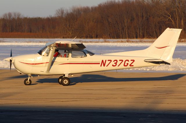 Cessna Skyhawk (N737GZ) - Whiteside County Airport 22 January 2021. br /This aircraft is owned by Sauk Valley Aviation. br /Gary C Orlando Photo 