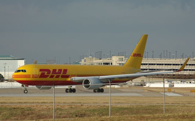 BOEING 767-300 (DHK967) - taxiing onto 18L for a long flight over seas