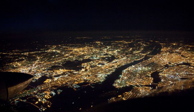 Beechcraft Super King Air 200 (N351CB) - Over Manhattan en route to Danbury. RELIANT AIR has the lowest fuel price on the Danbury (KDXR) airport.