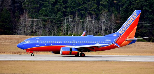 Boeing 737-700 (N965WN) - The first time Ive seen a Southwest 700 with split scimitars, believe it or not! Nice catching it.  From the RDU observation deck, 12/23/17.