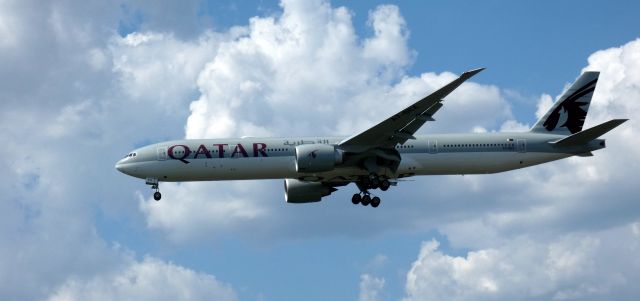 BOEING 777-300ER (A7-BEX) - On short final is this 2018 Qatar Airways Boeing 777-3DZ (ER) in the Summer of 2023. OTHH > KPHL