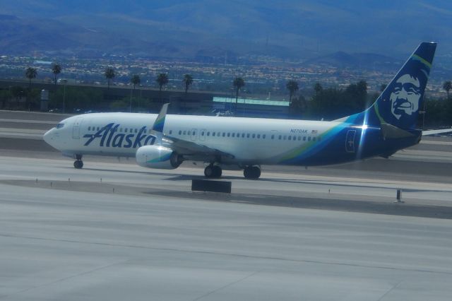 Boeing 737-700 (N270AK)