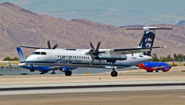 N426QX — - Alaska Airlines Horizon N426QX 2007 Bombardier DHC-8-402 Dash 8 C/N 4154  Las Vegas - McCarran International (LAS / KLAS) USA - Nevada, May 11, 2011 Photo: Tomás Del Coro