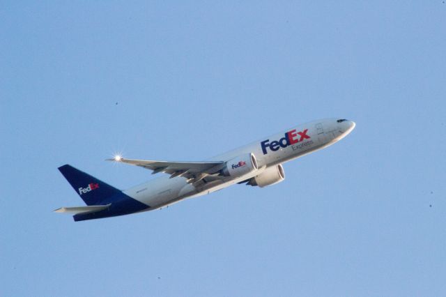 Boeing 777-200 (N856FD) - FedEx heads back to Memphis with its morning load.  And shocker I got the strobe on it!!