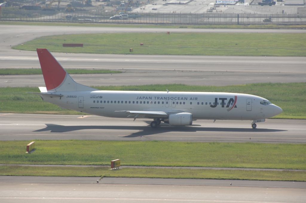 BOEING 737-400 (BON8933) - Taxi at Haneda Intl Airport on 2008/10/4