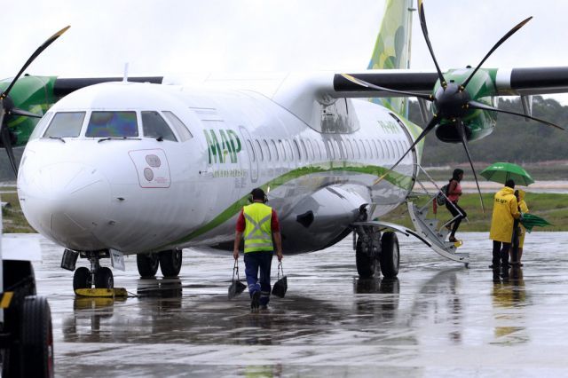 — — - MAP Linhas Aéreas ganha 12 dos 41 slots da Avianca em Congonhasbr /br /Empresas tem até 9 de agosto para cumprir com os requisitos operacionaisbr /br /Manaus - A Agência Nacional da Aviação Civil (Anac) divulgou, nesta quarta-feira (31), a distribuição dos 41 slots (horário de pouso e decolagem) da Avianca Brasil, que estão hoje disponíveis no aeroporto de Congonhas, na cidade de São Paulo (SP). A empresa regional MAP Linhas Aéreas, companhia com seis anos de atuação na região Norte, recebeu 12 slots.br /br /Map Linhas Aéreasbr /br /Com forte atuação nos Estados do Amazonas e Pará, a MAP anunciou o interesse nos horários de Congonhas, na segunda-feira (29). O CEO da companhia, Héctor Hamada, ressaltou que está bastante satisfeito com o resultado. “A maneira como os slots foram distribuídos pela Anac favorecem o consumidor, que ganha mais opções de companhias atuando. Além disso, é uma forma de garantir a competitividade saudável do mercado”, destacou. br /br /Héctor explicou que, agora, os slots aprovados serão analisados para posteriormente definir o início da operação, dentro do prazo estabelecido pela Anac. 