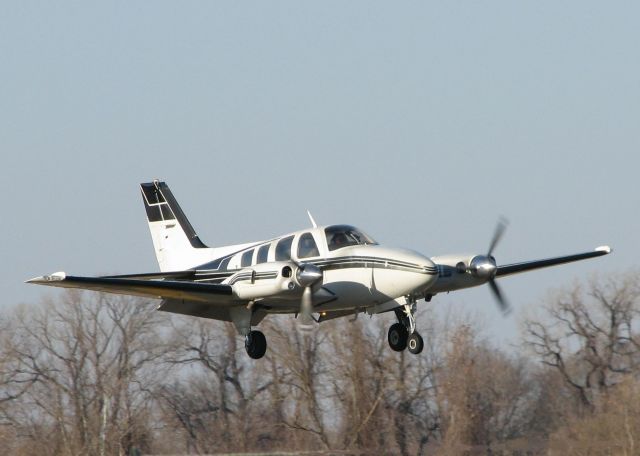 Beechcraft Baron (58) (N588SP) - Landing at the Downtown Shreveport airport.