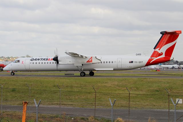 de Havilland Dash 8-400 (VH-QOT)