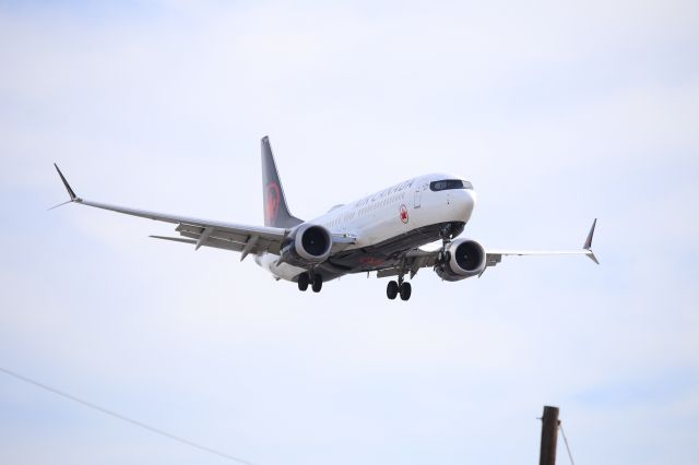 Boeing 737 MAX 8 (C-FSNU)