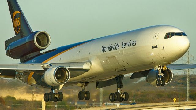 Boeing MD-11 (N270UP) - 22 approach just before sunset.br /Jan. 3,2021