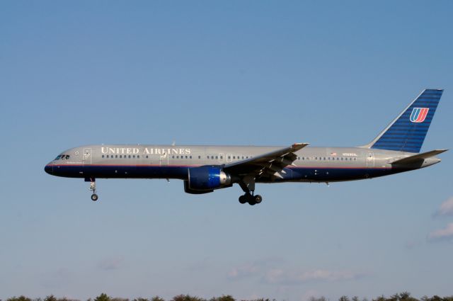 Boeing 757-200 (N569UA) - Landing Rwy 33L, 01/09/2011