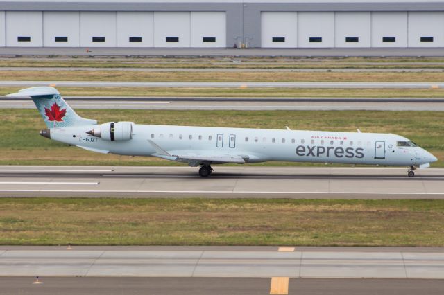Canadair Regional Jet CRJ-900 (C-GJZT)