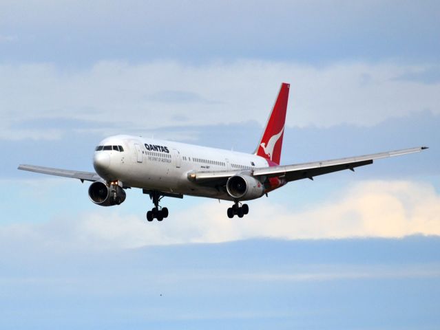 BOEING 767-300 (VH-ZXC) - On short finals for runway 05. Thursday 12th July 2012.