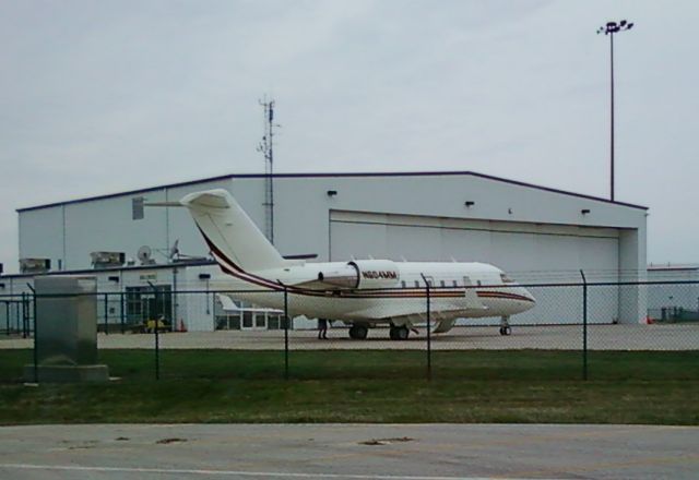 Canadair Challenger (N604MM) - This beauty was already running waiting for the lucky passengers to load and head for cabo..must be nice.