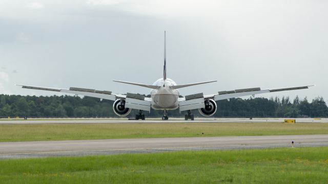 BOEING 777-300ER (N2136U) - Rare 15R arrival into IAH for this UAL Boeing 777-300ER.  