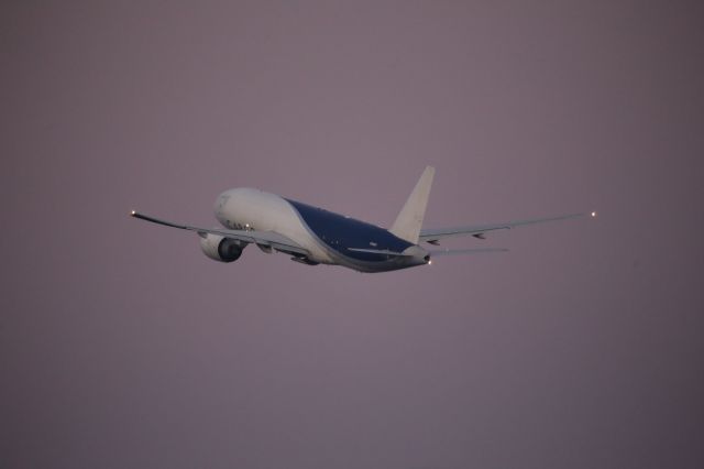 BOEING 777-200LR (N702GT)