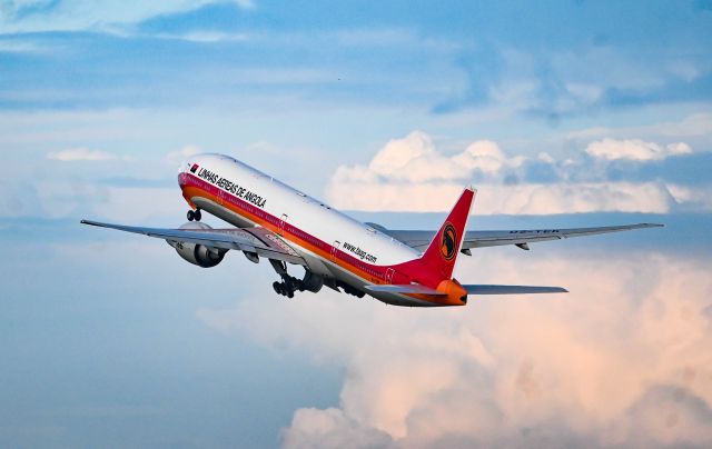 BOEING 777-300 (D2-TEK)