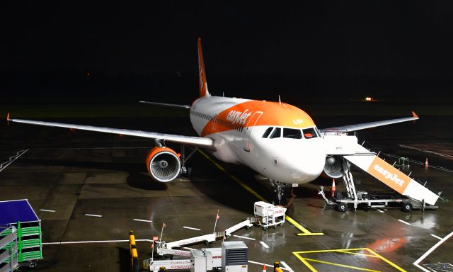 Airbus A320 (G-EZUP) - EasyJet Airbus A320-214 G-EZUP in Edinburgh